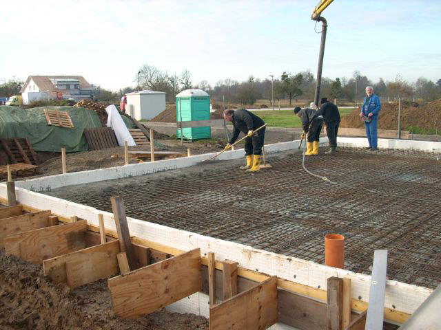 Bodenplatte wird gegossen 1