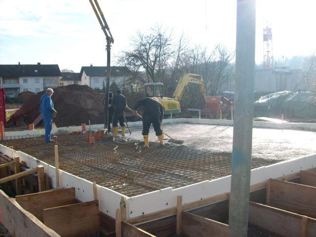 Bodenplatte wird gegossen 2