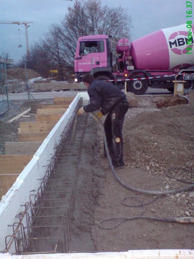 Erste Betonlieferung